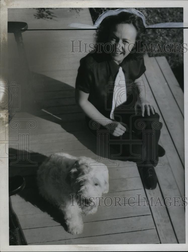 1935 Press Photo &quot;Pal&quot; and Mary Elizabeth Gleason on a porch - Historic Images