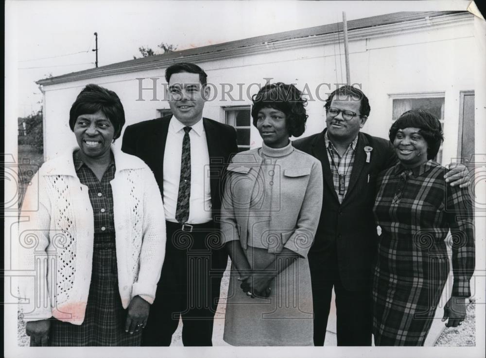 1968 Press Photo Mrs. Myrtle Douglass, Gene Beer, Mrs. Gloria Lamon - Historic Images