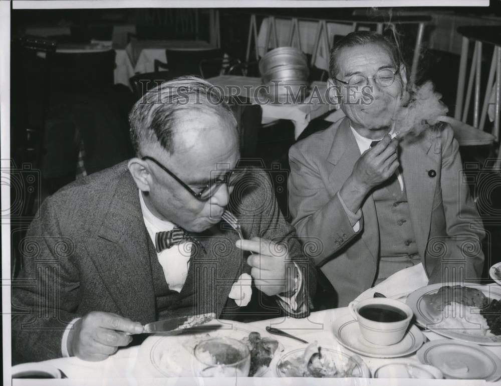 1956 Press Photo Japan&#39;s Foreign Minister M. Shigemitsu on his late dinner - Historic Images