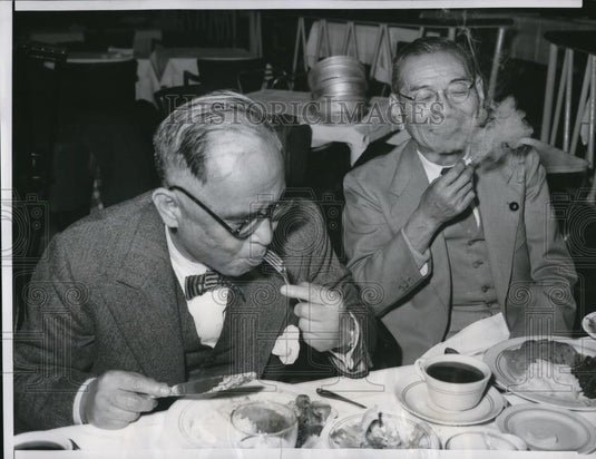 1956 Press Photo Japan's Foreign Minister M. Shigemitsu on his late dinner - Historic Images