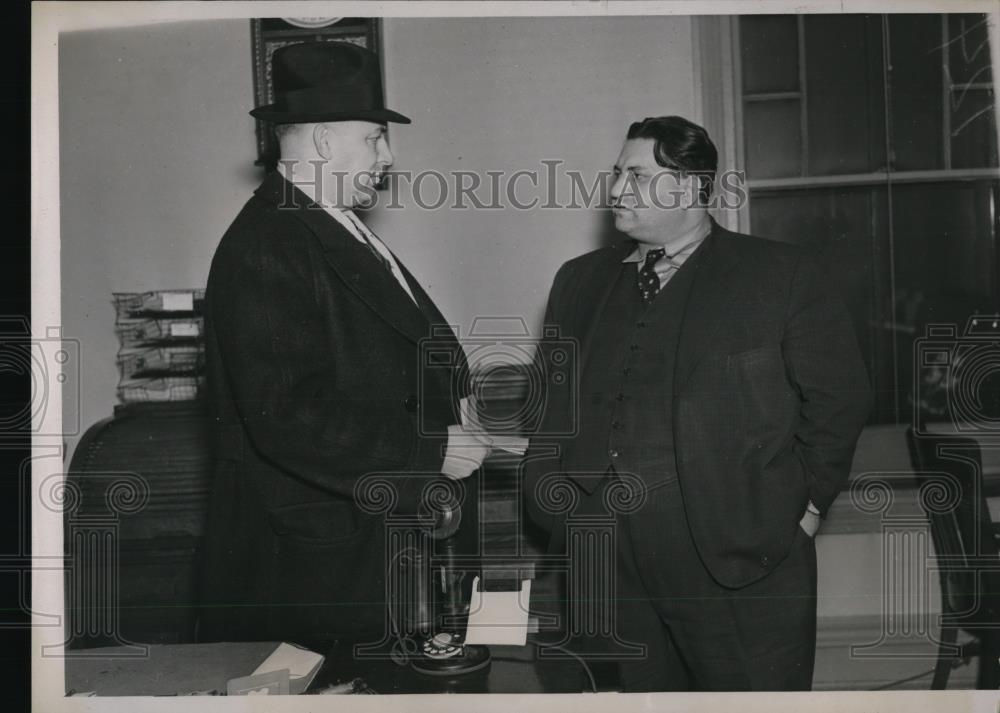 1937 Press Photo CIO Meyer Adelman sit down strike at Chicago plan7 - Historic Images