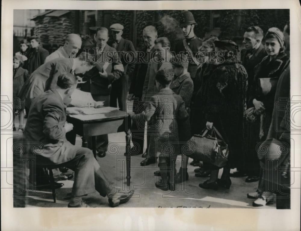 1940 Press Photo Refugees from the low countries at the emergency station - Historic Images