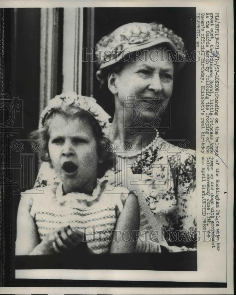 1957 Press Photo Queen Elizabeth II & little Princess Anne - Historic Images