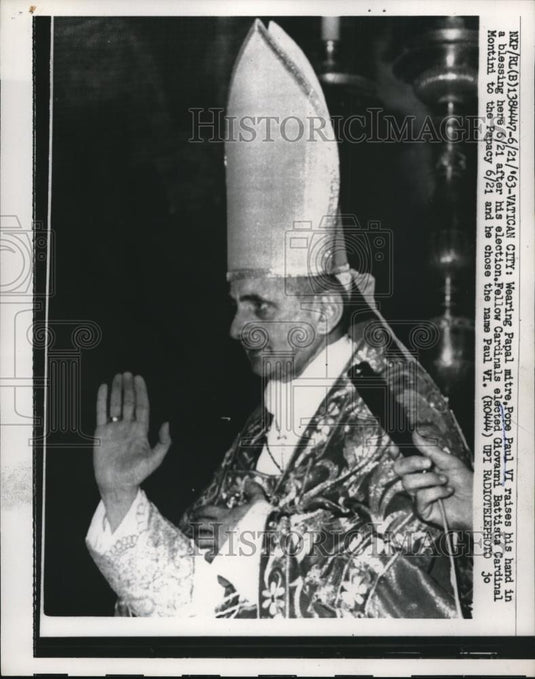 1963 Press Photo Wearing Papl mitre, Pope Paul VI raises his hand in a blessing - Historic Images