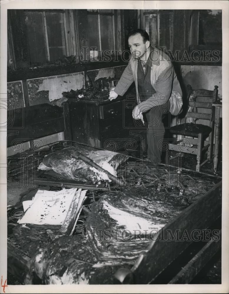 Undated Press Photo Larry Doris Looking At Charred Remains Of Second Floor Suite - Historic Images