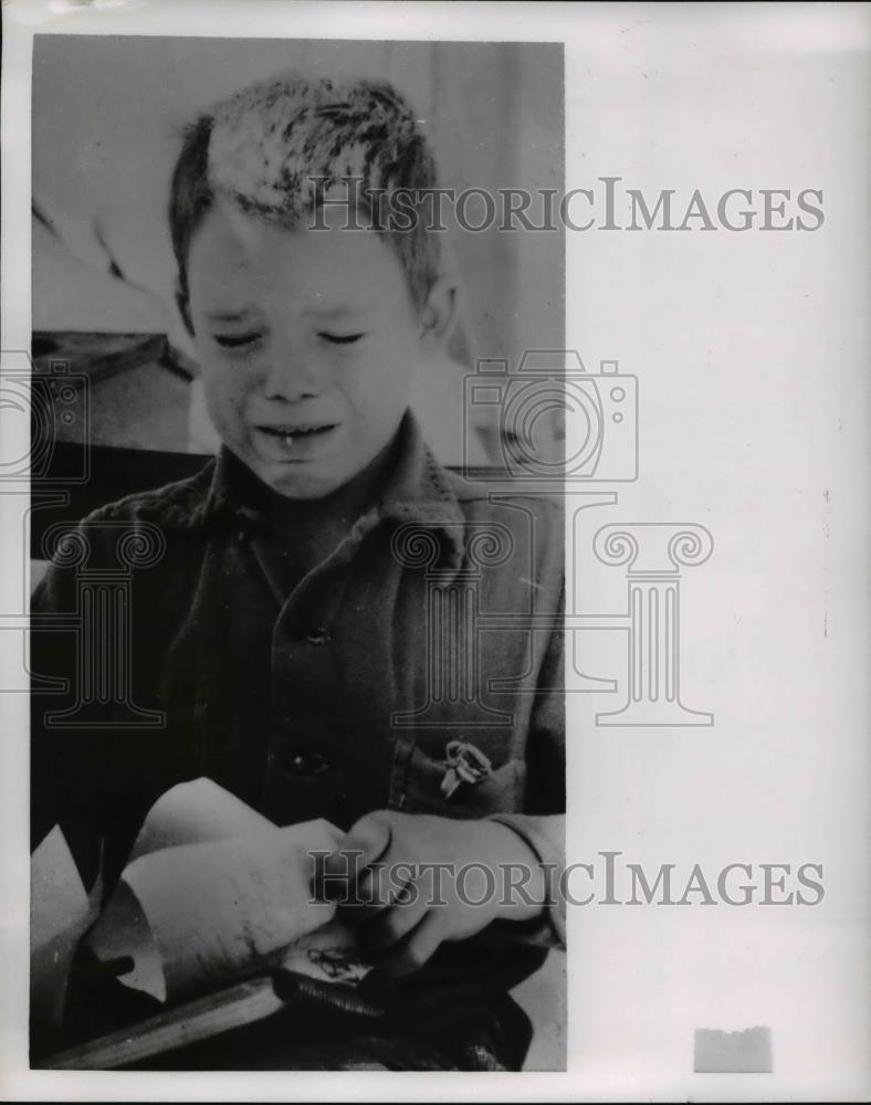 1954 Press Photo A crying Calvert School student in Baltimore - Historic Images