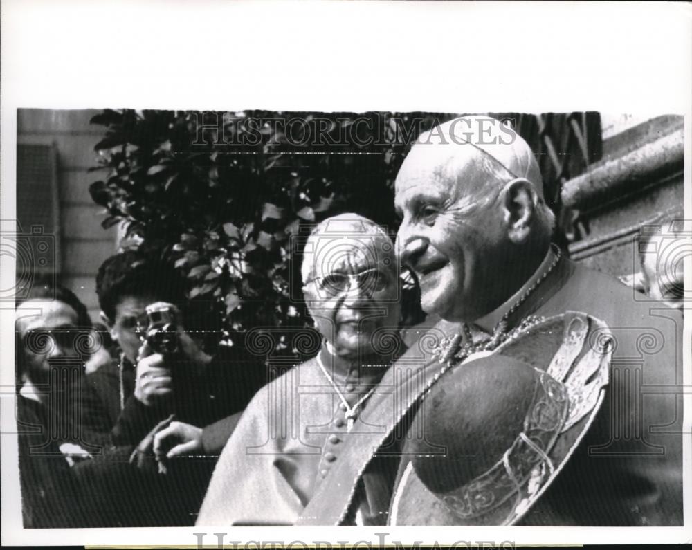 1963 Press Photo Pope John XXIII in Rome Italy with Ameto Cardinal Cicognani - Historic Images