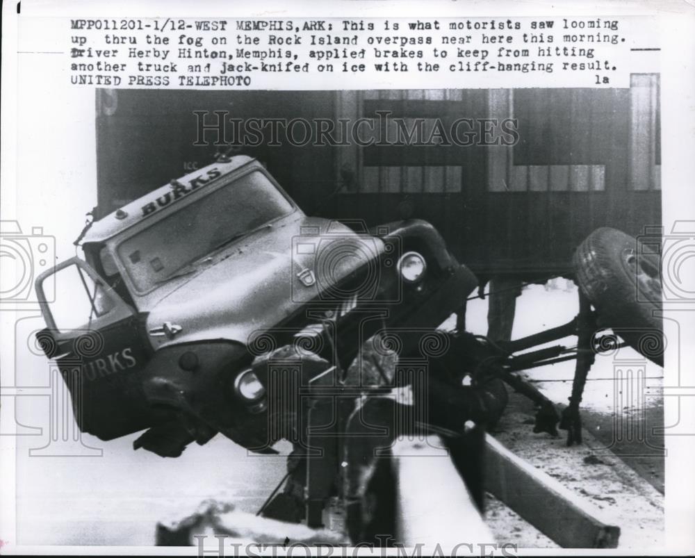 1957 Press Photo Looming up thru the fog on the Rock Island overpass - Historic Images