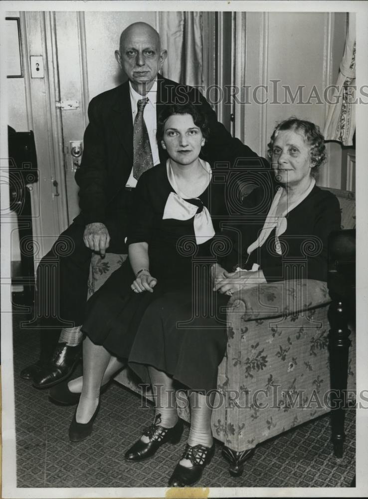 1933 Press Photo Mr. and Mrs. Wallace Newton with daughter Harriet to visit son - Historic Images