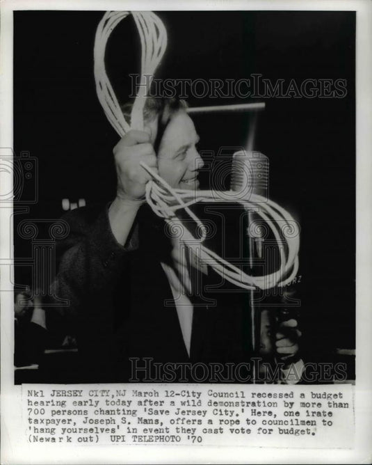 1970 Press Photo Joseph S. Mans offers a rope to councilmen to hang themselves - Historic Images
