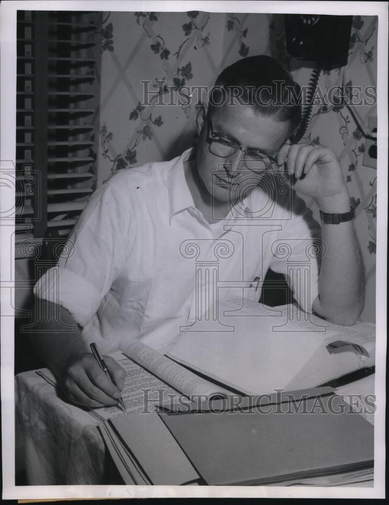 1954 Press Photo Bat Village Ohio Richard Weygandt law director studies Marilyn - Historic Images