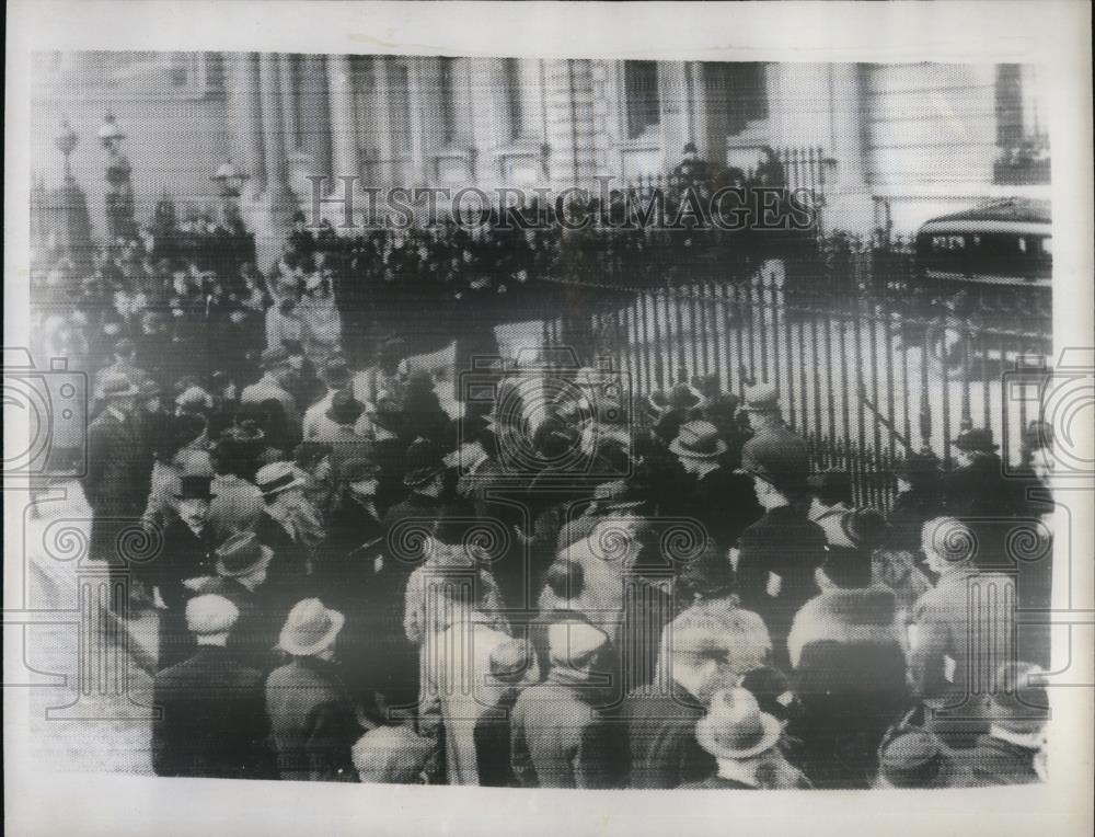 1936 Press Photo The crows outside Picadilly Residence of King George VI - Historic Images