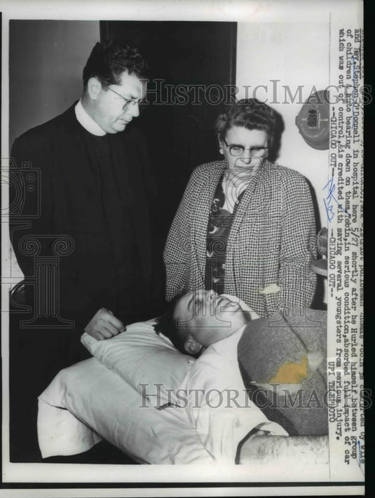 1958 Press Photo Policeman Thomas Tobin, Wife, Reverend Stephen O'Donnell - Historic Images