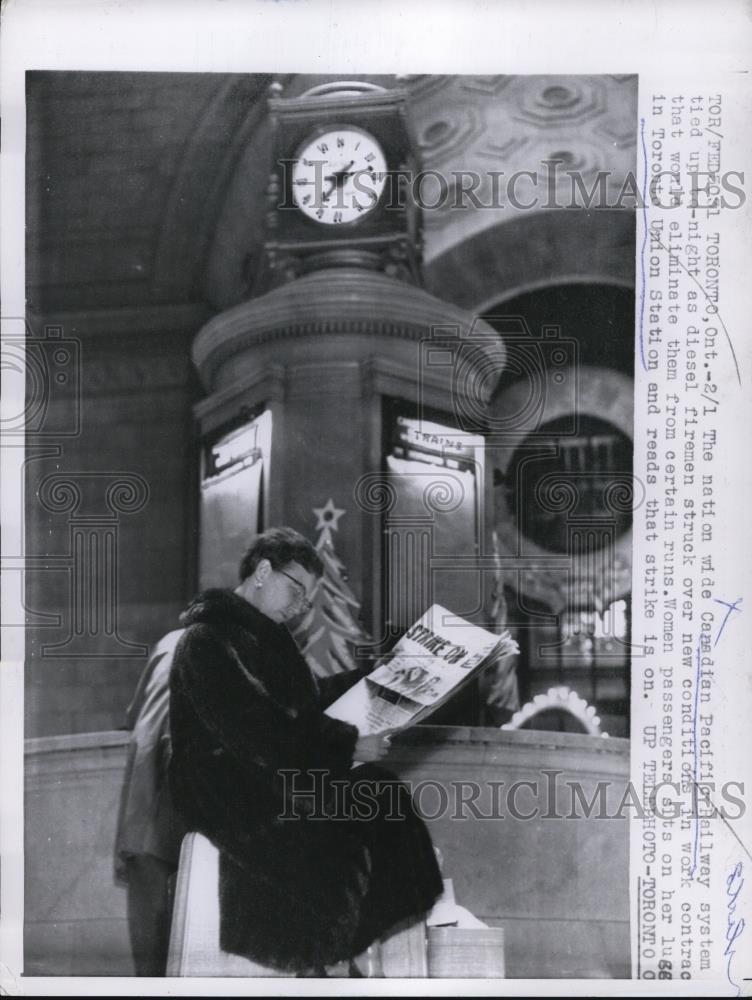 1957 Press Photo The woman passenger at Toronto Union Station during a strike - Historic Images