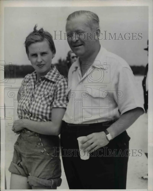 1941 Press Photo Mrs. John David Eaton & Air Marshal William Bishop at fish haul - Historic Images