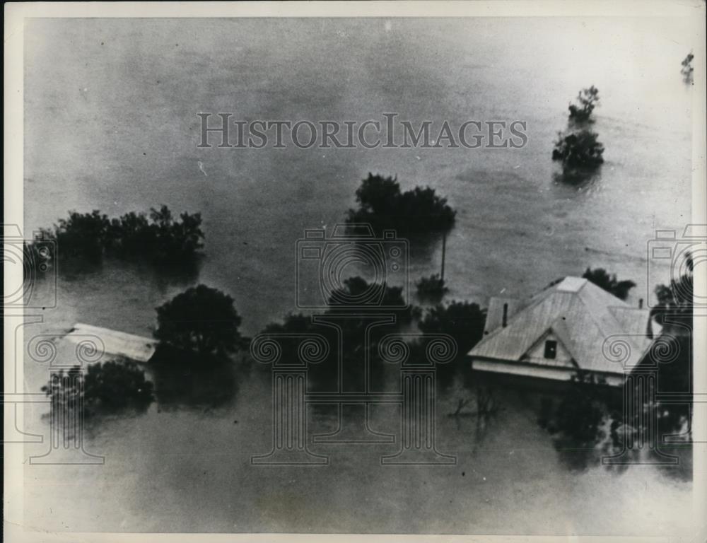 1938 Press Photo Aerial view of an almost completely submerged farm house - Historic Images