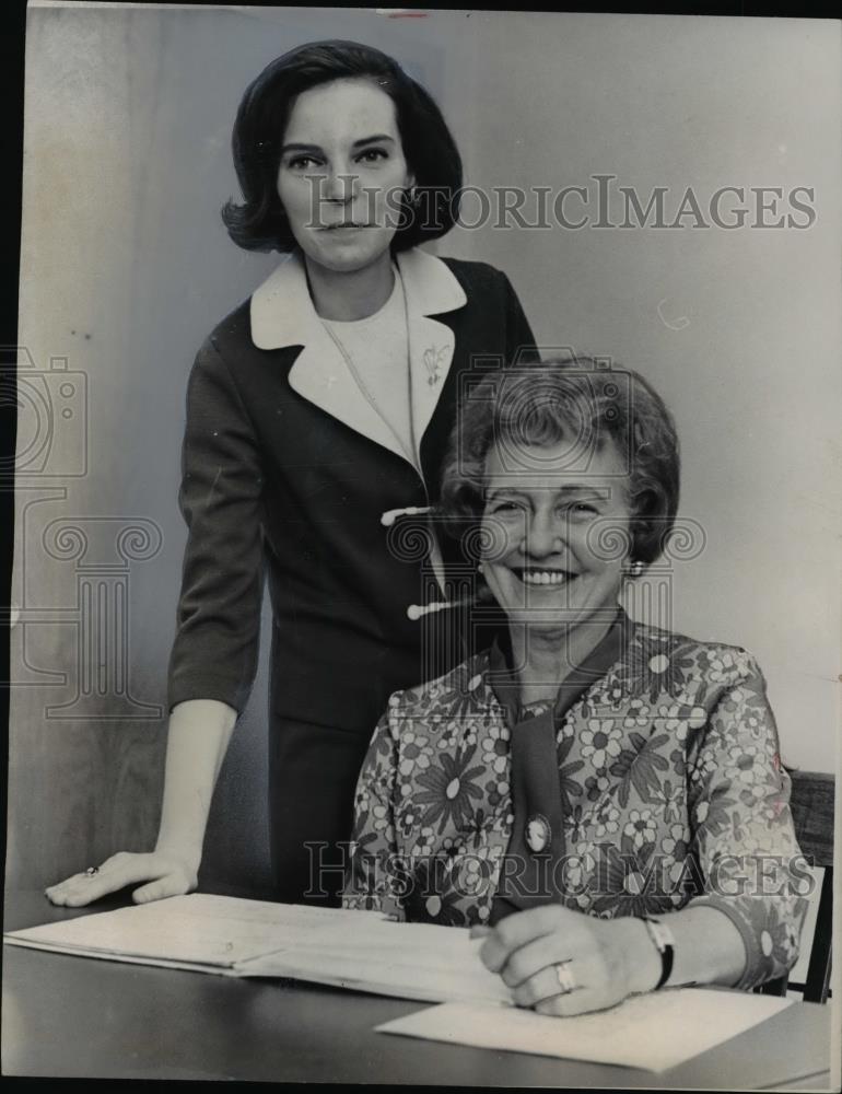 1968 Press Photo Pamela Mordell and Mrs. Leonard H. (Florence) Davis - Historic Images