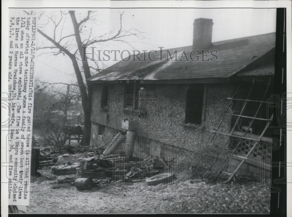 1959 Press Photo The remains of a house that was burned where a family died - Historic Images