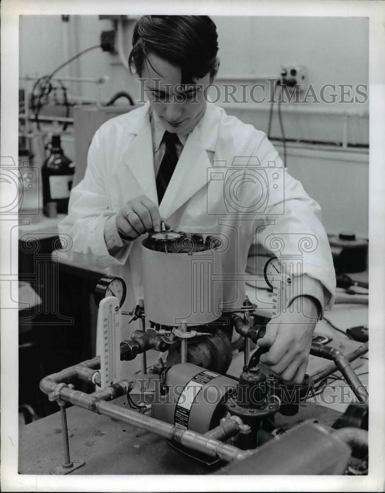 1969 Press Photo William H Hapgood test home furnace size of 2 pound coffee - Historic Images