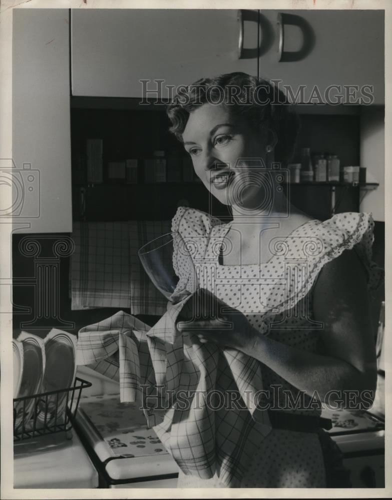 1952 Press Photo Lady Using Coarse Weave Dish Towels - Historic Images