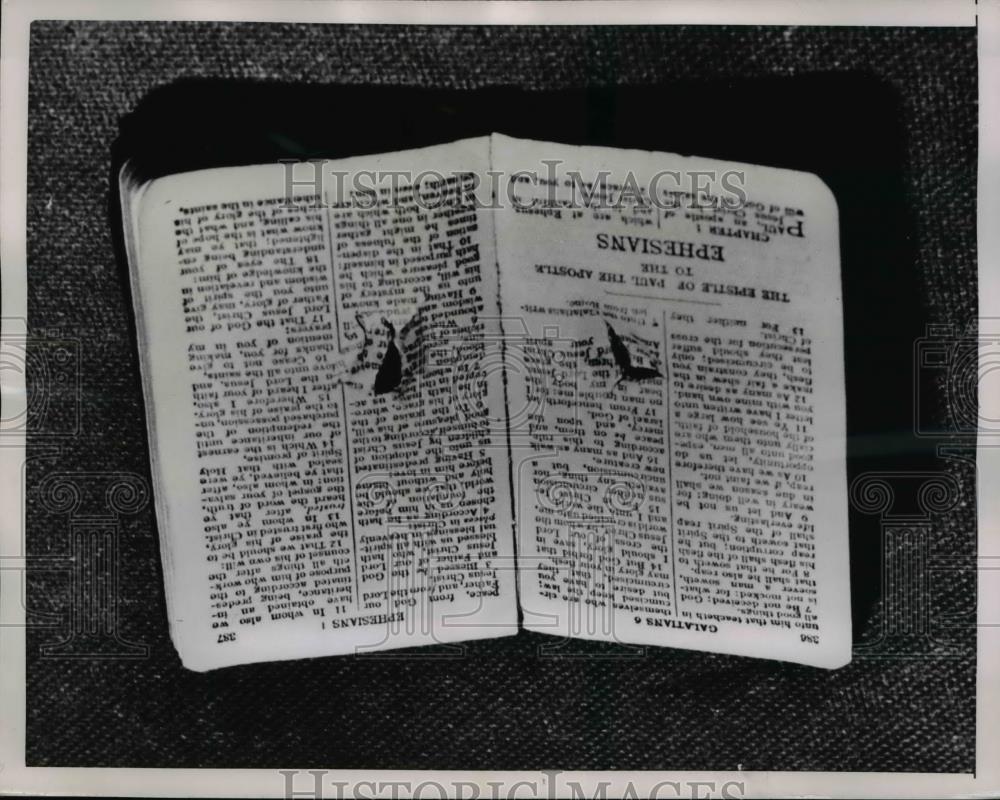 1951 Press Photo Charleston W Va Bible that stopped a bullet - Historic Images