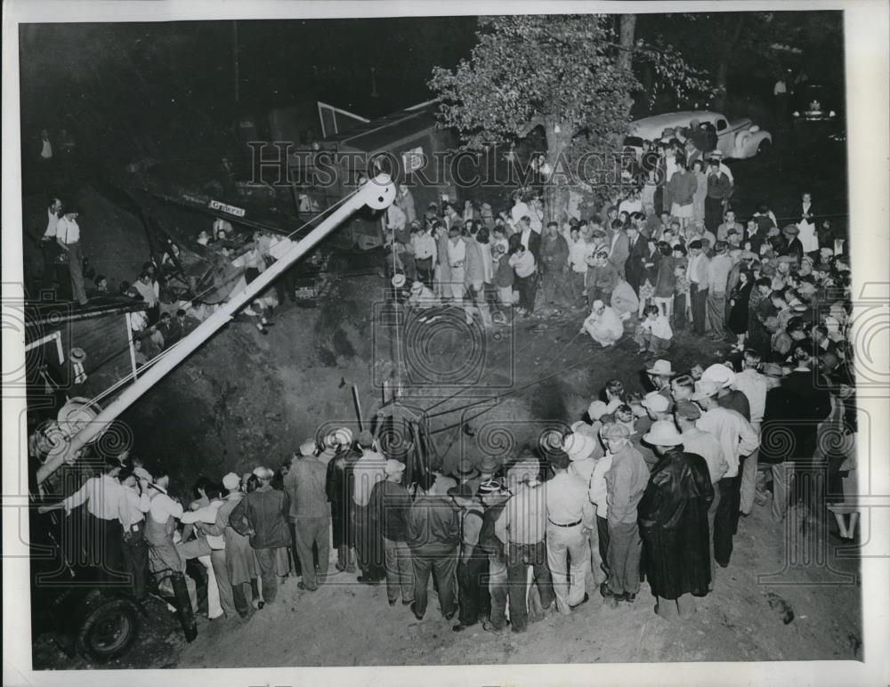 1946 Press Photo Verona Wis rescuers dig out caved in well of Ed Hendricks - Historic Images