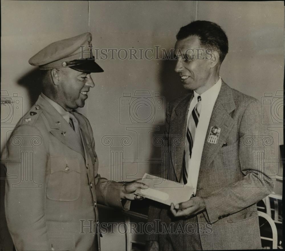 1944 Press Photo Orvar Nils Ericson toolmaker at GE gets binus check Maj Finder - Historic Images