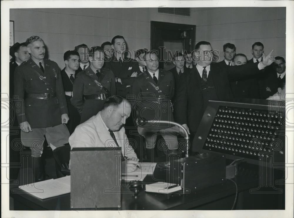 1941 Press Photo Kansas City Mo Chief dispatcher &amp; police officers with radio - Historic Images