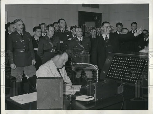 1941 Press Photo Kansas City Mo Chief dispatcher & police officers with radio - Historic Images
