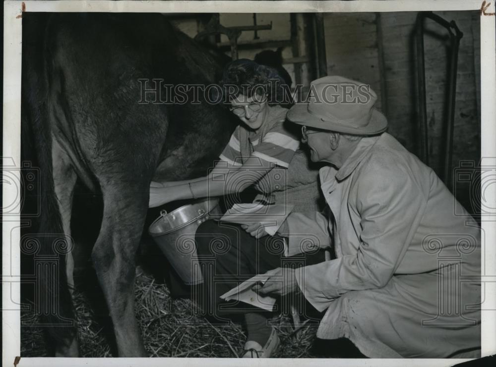 1944 Press Photo Isaac Evans with Dorothy Williams on Gov Thomas Dewey Campaign - Historic Images