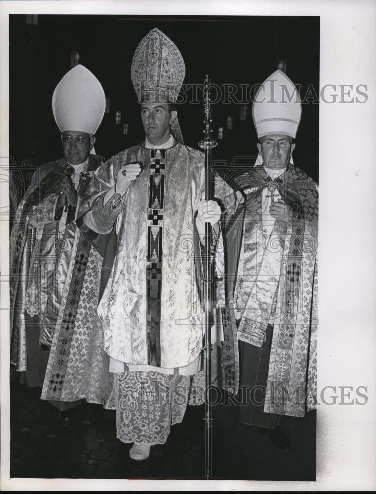 1961 Press Photo His first blessing as Bishop was given to congregation in St - Historic Images