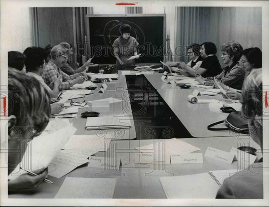 Undated Press Photo Mrs. Shanker teaching Match to Mothers at Cleveland Hts.Univ. - Historic Images