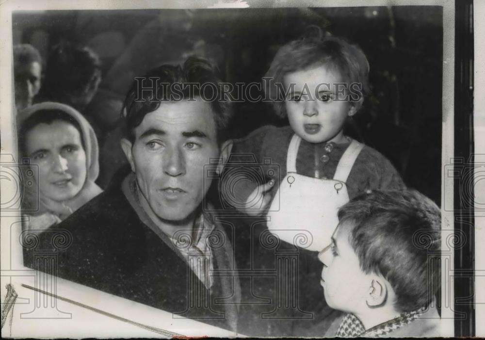 1956 Press Photo Milwaukee Wis Hungarian refugee family at immigration - Historic Images