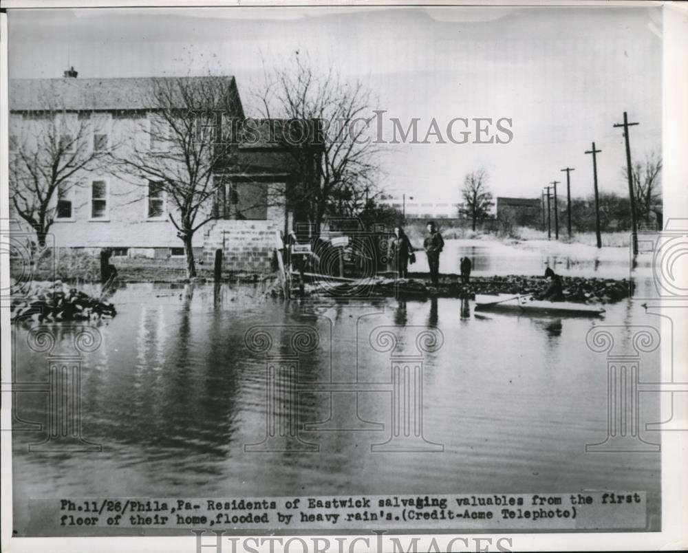 1950 Press Photo Residents of Eastwick salvaging valuables from their home - Historic Images