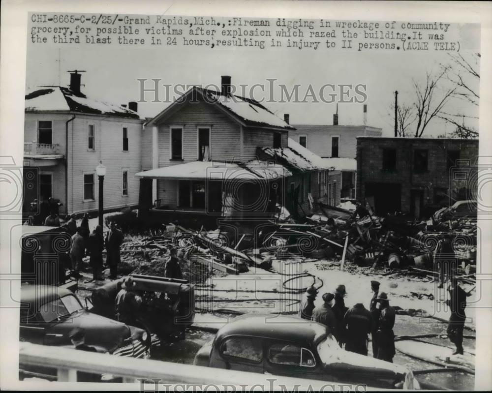 1950 Press Photo Grand Rapids Mich firemen at wreck of store gas explosion - Historic Images