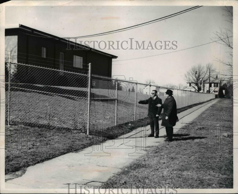 Press Photo Brookpark Fence Company fencing around Brooklyn Cemetery - Historic Images