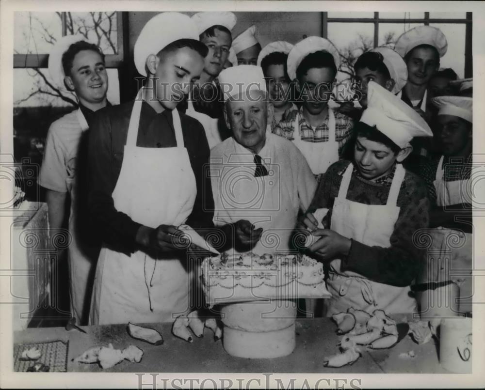 1952 Press Photo Chief Peter McKinley and and members of Junior Chef Club - Historic Images