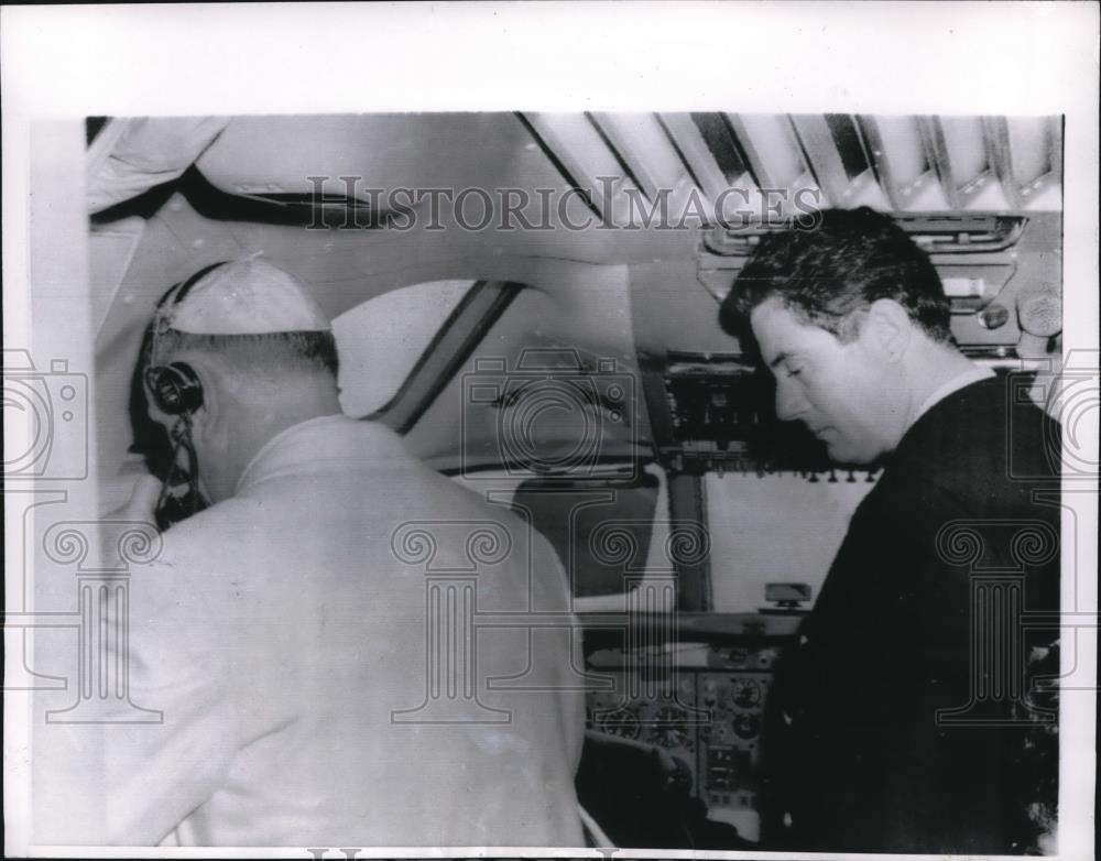 1964 Press Photo Pope Paul Vi wears radio earphones in pilot&#39;s compartment - Historic Images