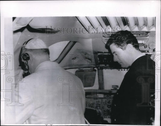 1964 Press Photo Pope Paul Vi wears radio earphones in pilot's compartment - Historic Images