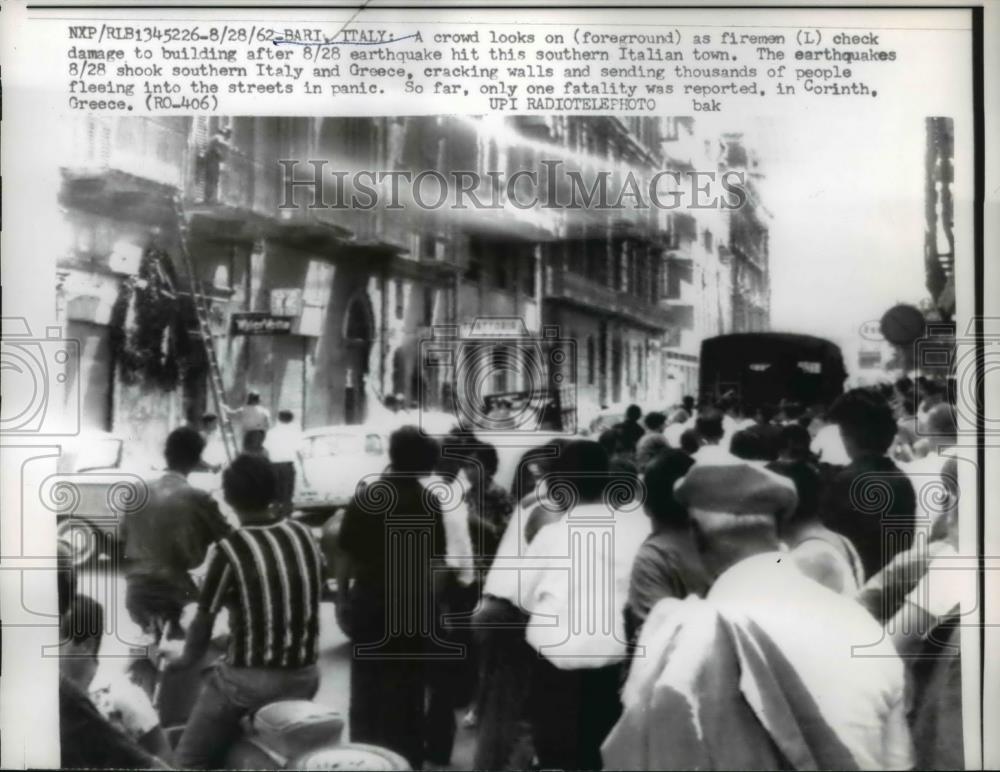 1962 Press Photo Bari Italy firemen check damage to building after earthquake - Historic Images