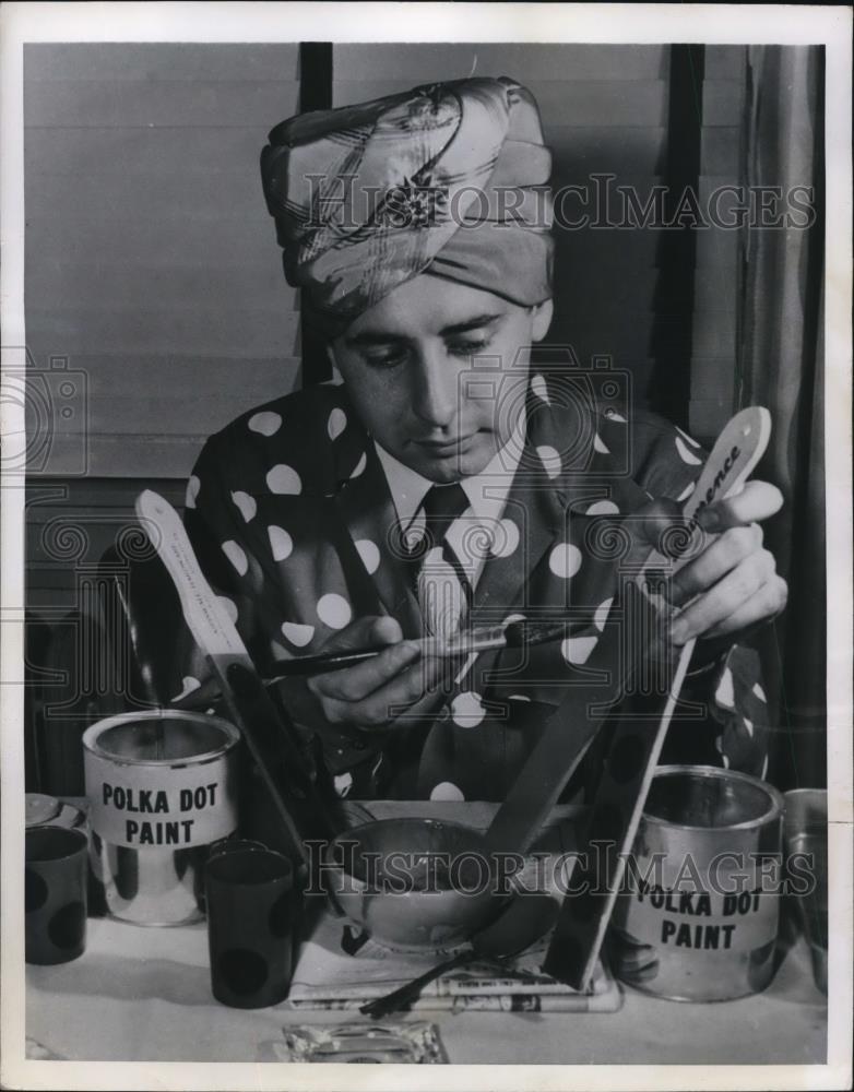 1949 Press Photo Harry Albackar, Pittsburg entertainer with his invented paint - Historic Images