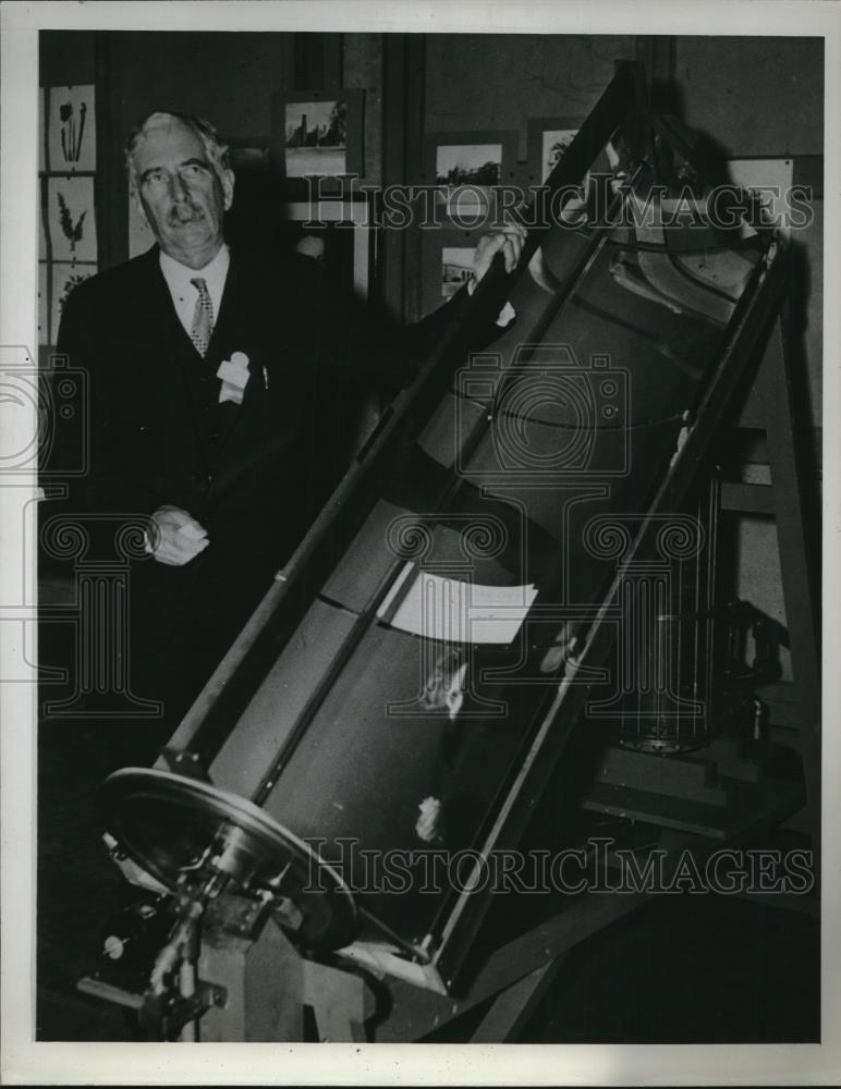 1941 Press Photo Dr Charles G Abbett &amp; early model solar heat unit - Historic Images