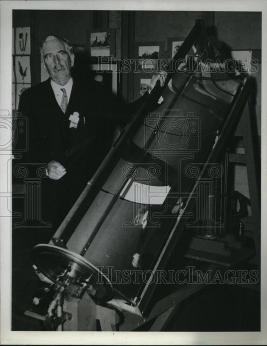 1941 Press Photo Dr Charles G Abbett & early model solar heat unit - Historic Images