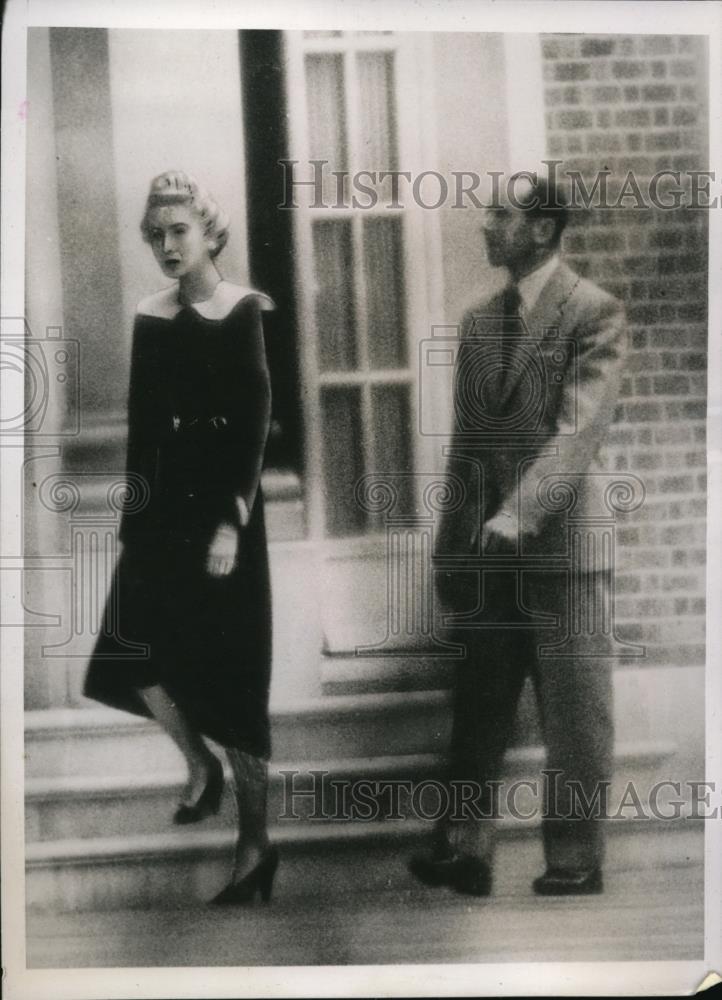 1938 Press Photo Countess Haugwitz-Reventlow, stayed home while husband - Historic Images