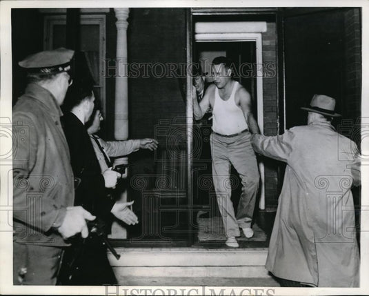 1944 Press Photo Sam Blair led by police from his home - Historic Images