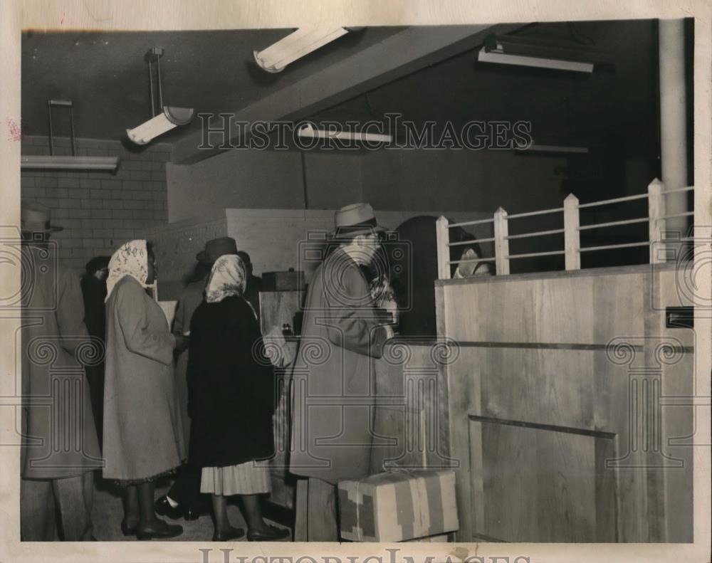 1950 Press Photo New Post Office Building Customers Station C Cleveland Illinois - Historic Images