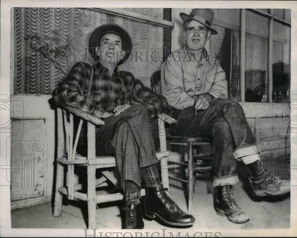 1950 Press Photo Old timers Marion Buttle and W.H. Titus of Wallula Wash. - Historic Images