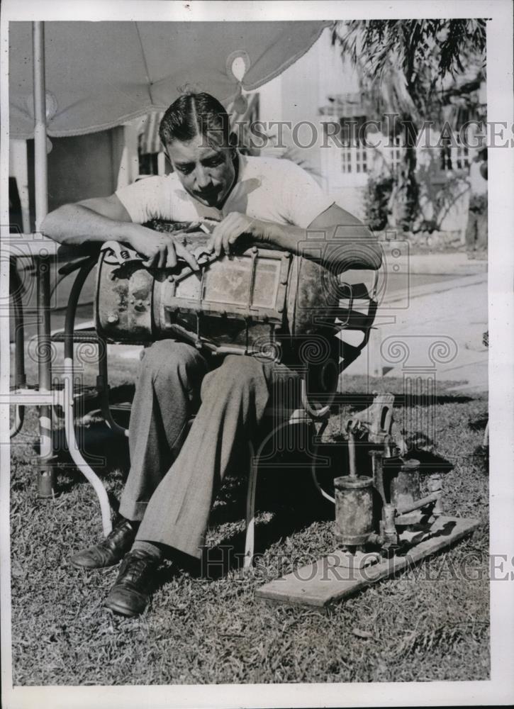 1935 Press Photo Invalid since childhood Howard L Sutton and pursuit to knowledg - Historic Images