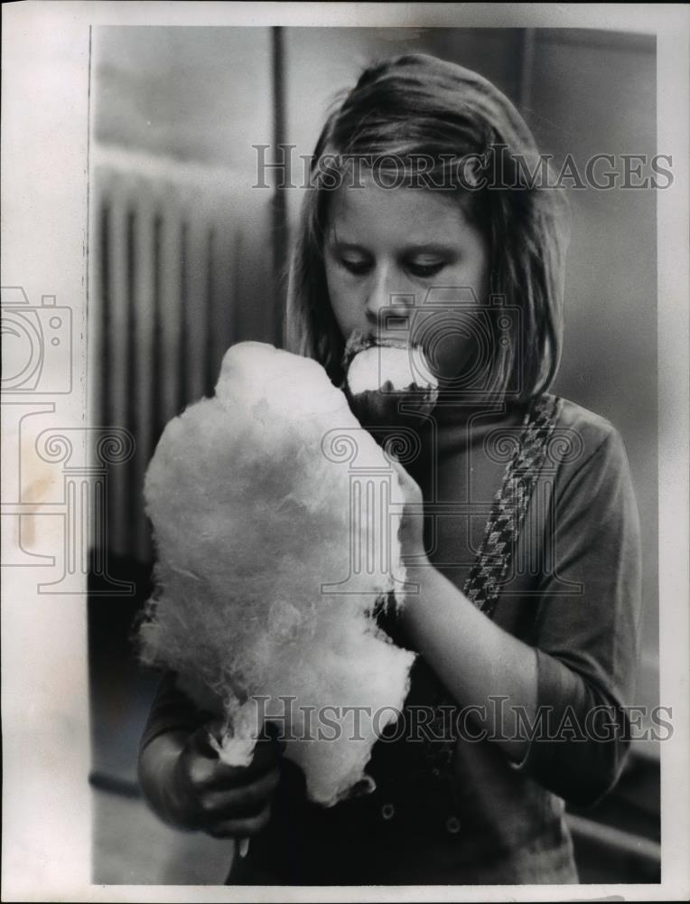 1965 Press Photo Sandra Wallace with Cotton Candy and a Candied Apple - Historic Images