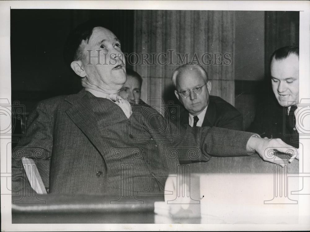 1937 Press Photo J.W. Buzzel (Left) argue with James Boyle (center) - Historic Images